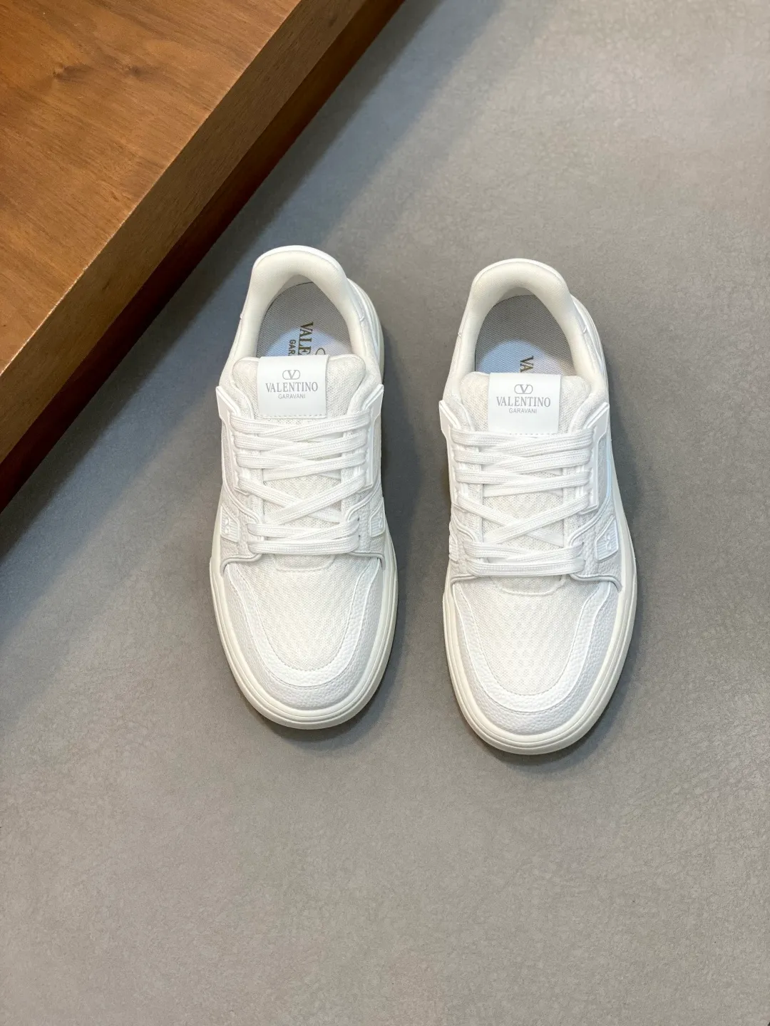 Men's shoes 💰660 Valentino/VALENTINO JOIE DE JOUER couple's low-top sneakers. This sneaker is made of splicing and is decorated with rubber VLOGO SIGNATURE details on the front. The upper is punched and the tongue is decorated with VLOGO SIGNATURE. Logo, with two-color rubber outsole, suede leather fabric lining, logo cowhide insole, fashionable and elegant style, comfortable and breathable for the upper foot, full of personality, and comes with a complete set of original packaging! Code number: 39-44 (38, 45 customized)